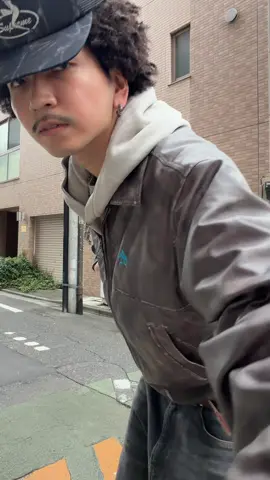 炎上覚悟で言わせて。安いアウター何個も買うより、イケてるアウター1個買おうぜ。 この冬迷ったら、このレザー着てれば間違いないです。フードも着脱できるの最高すぎ。 @ANTIMID  #回転界隈 #ストリート男子 #海外ストリート #スパイキーアフロ #ストリートファッション 