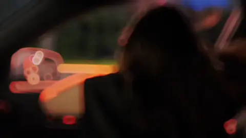 Phải đợi cơn mưa tới, thì mới biết ai là người sẵn sàng chia sẻ chiếc ô cho bạn. Gặp chuyện rồi, mới biết ai là người tử tế đối đãi với bạn thật lòng.#VếtThươngLòng #NgườiTừngThương #Buông  Giữa người với người, tiếp xúc lâu dài sẽ lộ ra dần những bản chất con người.