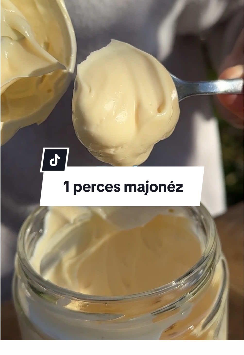 Házi majonéz 1 perc alatt! Ebben a videóban megmutatom, hogyan készítek krémes házi majonézt 1 perc alatt, botmixerrel. Nincs több szétesett szósz, csak selymes, gazdag alap, amit felhasználhatsz hamburgerekhez, szendvicsekhez, rántott hús mellé, salátákhoz vagy bármilyen mártáshoz. Ezt a verziót érdemes elmentened, mert pontos arányokkal, lépésről lépésre mutatom meg, hogyan lesz tökéletes minden egyes alkalommal. Hozzávalók: * 1 db tojás * 5 g mustár * 3 g só * 3 g cukor * 5 ml citromlé vagy ecet (10%) * 240 ml semleges olaj (pl. napraforgó, repce, stb...) #falatkák #hazimajonez #majonéz #recept #gasztro 