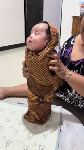 Bayi dua bulan udah bisa lompat😭