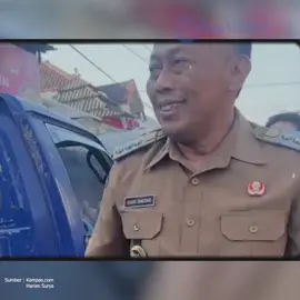 Suasana Ponorogo mendadak geger. Komisi Pemberantasan Korupsi (KPK) melakukan operasi tangkap tangan (OTT) di wilayah tersebut, Jumat (7/11). Tak tanggung-tanggung, KPK dikabarkan melakukan OTT terhadap Bupati Ponorogo Sugiri Sancoko. Kabar ini dikonfirmasi langsung oleh Wakil Ketua KPK Fitroh Rohcahyanto. “Benar,” ucap Fitroh. Hingga berita ini diturunkan, KPK belum membeberkan secara rinci siapa saja yang turut diamankan serta perkara apa yang tengah diusut dalam operasi senyap tersebut. Menariknya, penangkapan ini terjadi hanya berselang dua minggu setelah KPK memberi teguran kepada Pemkab Ponorogo terkait proses penganggaran daerah. Dalam evaluasi yang digelar di Gedung Merah Putih, Jakarta, pada 23 Oktober lalu, KPK menyoroti sejumlah potensi penyimpangan dalam perencanaan dan pelaksanaan anggaran. Kepala Satgas Korsup Wilayah III-1 Jatim, Wahyudi, kala itu menegaskan bahwa evaluasi tersebut bertujuan memperkuat sistem, bukan mencari kesalahan. “Fokus kami bukan mencari kesalahan, tapi memperkuat sistem agar tidak membuka ruang korupsi,” ujarnya. Dalam pertemuan tersebut, KPK memberikan sejumlah rekomendasi strategis. Di antaranya terkait pengadaan barang dan jasa, pelaksanaan pokok pikiran (pokir) DPRD, hibah daerah, serta penggunaan e-katalog yang dinilai belum optimal. KPK juga menyoroti proyek-proyek besar seperti pembangunan RSUD, Monumen Reog dan Museum Peradaban (MRMP), serta irigasi air tanah dalam (IATD). #sugiri #sugirisancoko #bupatiponorogo #ponorogo  #kpk 