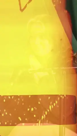 ⚖️ De los mandatos de “aguantar” a los de “poder con todo”, cada generación lleva su propia carga. 💁🏼‍♀️Marina y 🧓🏻 Alberto Chab, 98 años, conversan sobre cómo cambian los valores con el tiempo, cómo aprendemos a soltar lo que no nos sirve y a sostener lo que nos hace bien. 🎙 Episodio 6 — “Noventa al Desnudo” YA DISPONIBLE✅ 🛵 Escuchalo en Spotify • YouTube • Apple Podcasts 🎥🫂 En @spotifyargentina con @guadacamurati y @psi.mammoliti ✍🏻 ¿Qué mandatos te gustaría soltar hoy? #NoventaYContando #Podcast #SaludMental #Reflexión #Mandatos #Bienestar #PsicologiaAlDesnudo