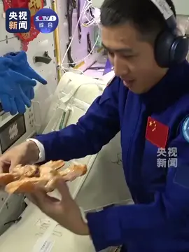 Қытай ғарышкерлері алғаш рет ғарышта тамақ пісірді! «Тяньгун» орбиталық станциясында олар арнайы пеште тауық қанаттары мен стейк қуырды. 180°C-та 28 минут пісірілген қанаттар алтын түстес болып, дәмді иіс шығарды — тура жердегідей! Бұрын ғарышкерлер тек оралған тағамды жылыта алатын, енді олар нағыз аспазға айналды!  Китайские астронавты впервые пожарили еду в космосе! На орбитальной станции «Тяньгун» они приготовили куриные крылышки и сочные стейки в специальной «космической духовке». После 28 минут при 180°C крылышки подрумянились и аппетитно зашипели — прямо как на Земле. Раньше астронавты могли только разогревать еду в пакетах, а теперь — готовят настоящие блюда в невесомости.  #Қытай#Ғарышкерлер#Тяньгун#ОрбиталықСтанция#ҒарышТамақ