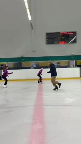 Zawodnicy jeżdzą za wolno? W salchowie mamy swoje sposoby 😚💜🥴  #fyp #foryoupage #dlaciebie #IceSkating #dc 