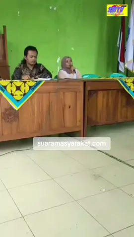 Dugaan Penyelewengan Dana PKK dan Mangkir dari Tugas, Kades Kambangan Disorot Warga Batang – suaramasyarakat.com//Pemerintah Desa Kambangan, Kecamatan Blado, Kabupaten Batang, tengah menjadi sorotan publik. Kepala desa berinisial S diduga tidak transparan dalam pengelolaan anggaran, khususnya dana yang diperuntukkan bagi kegiatan PKK dan pendidikan PAUD di wilayahnya. Informasi yang dihimpun dari sejumlah warga menyebutkan bahwa sang kades sering kali mangkir dari tugas selama kurang lebih 23 hari tanpa kejelasan, sehingga pelayanan publik di tingkat desa menjadi terbengkalai. Salah satu tenaga pendidik PAUD berinisial E mengungkapkan kekecewaannya terhadap sikap kepala desa yang dinilai abai terhadap kondisi fasilitas belajar anak-anak. “Bangunan PAUD hampir roboh, tapi tidak ada kepedulian sama sekali dari pihak desa. Kami sudah beberapa kali menyampaikan, namun tak pernah direspons,” ungkapnya. Tak hanya itu, Badan Permusyawaratan Desa (BPD) pun mengaku tidak mengetahui secara pasti perihal penggunaan dan realisasi anggaran desa. Hal ini menimbulkan dugaan kuat bahwa transparansi dan akuntabilitas keuangan desa tidak berjalan sebagaimana mestinya. Jika benar terjadi, dugaan ini dapat masuk dalam pelanggaran terhadap Undang-Undang Nomor 6 Tahun 2014 tentang Desa, khususnya Pasal 26 ayat (4) huruf c dan d yang menegaskan bahwa kepala desa wajib menjalankan prinsip tata pemerintahan yang bersih, efektif, transparan, dan akuntabel. Selain itu, tindakan mangkir tanpa alasan jelas selama berhari-hari juga bisa melanggar Peraturan Menteri Dalam Negeri (Permendagri) Nomor 82 Tahun 2015, yang menyebutkan bahwa kepala desa dapat dikenai sanksi administratif hingga pemberhentian sementara bila lalai melaksanakan kewajiban. Warga berharap pihak Inspektorat Kabupaten Batang dan aparat penegak hukum segera turun tangan untuk memeriksa kebenaran dugaan ini, demi terciptanya pemerintahan desa yang bersih dan berpihak pada masyarakat. “Kami hanya ingin desa ini dikelola dengan jujur dan terbuka. Jangan sampai dana rakyat dipakai seenaknya,” tutur salah satu warga dengan nada kecewa. Red Bayu Anggara#batangupdate #batangteekini#fyp #fyppppppppppppppppppppppp #nitizen 
