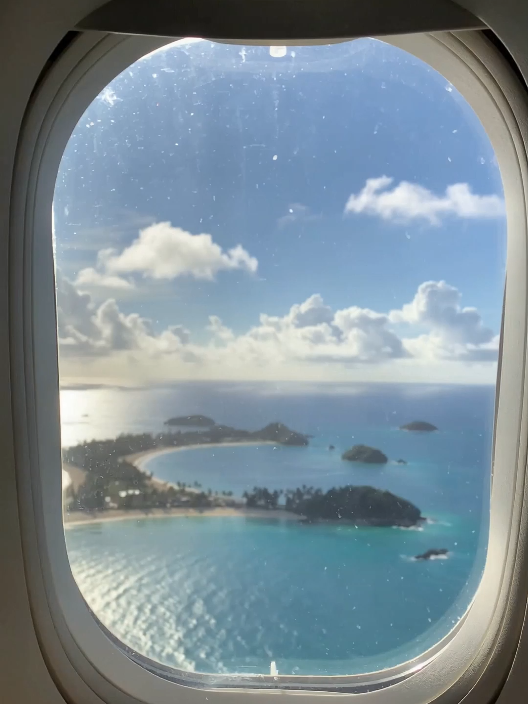 PHẦN 1 – Bình minh trên đảo ngọc Từ trong nắng sớm, Phú Quốc vươn mình thức giấc giữa biển trời mênh mông. Ánh bình minh rực rỡ chiếu lên làn nước xanh ngọc, sóng nhẹ vỗ bờ cát trắng, mở ra một ngày mới tràn đầy sức sống. Đây là khoảnh khắc tuyệt đẹp của đảo ngọc Phú Quốc – điểm đến thiên đường của du lịch Việt Nam. 🌞 Hãy thả ❤️ và chia sẻ nếu bạn cũng yêu vẻ đẹp quê hương mình! 👉 Xem trọn vẹn MV “Phú Quốc – Hòn ngọc biển xanh” đầy cảm xúc tại link full bên dưới nhé! 🌊✨ https://youtu.be/fkNn1FYjDPs #PhuQuoc #BinhMinhPhuQuoc #DaoNgocPhuQuoc #BeautifulVietnam #VietNamTravel #BienDepVietNam #FlycamPhuQuoc #Shorts