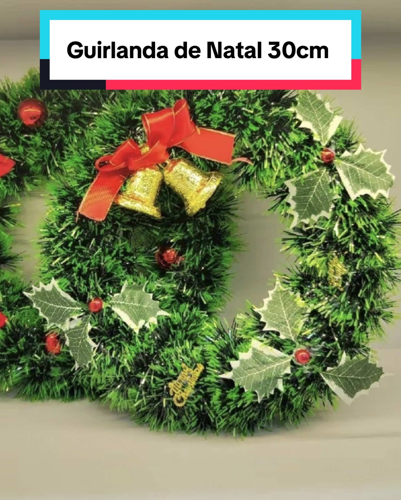 🎄 DEIXE SUA PORTA NATALINA! Essa Guirlanda de Natal de 30cm é o toque perfeito pra sua decoração! ✨ • 30cm - tamanho ideal para portas • Opções: com laço, sinos ou bola • Verde tradicional + detalhes dourados/vermelhos • Material plástico resistente • Chegou o espírito natalino! 🎅 Perfeita para receber as visitas com todo o clima do Natal! 🏠 #GuirlandaDeNatal #DecoraçãoNatalina #PortaNatalina #Natal2024 #EnfeitesDeNatal 