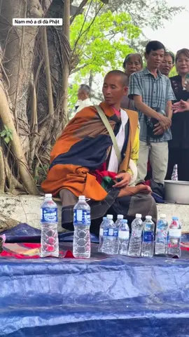 Ở đâu ra lại rơi xuống một ông gần giống như ông Phật thế này, khiến cho thiên hạ xôn xao bàn tán. Người thì tán thán, kẻ thì chê bai, có người vui mừng, lại có kẻ lo lắng.  #☸️ #thầyminhtuệ #adidaphat 