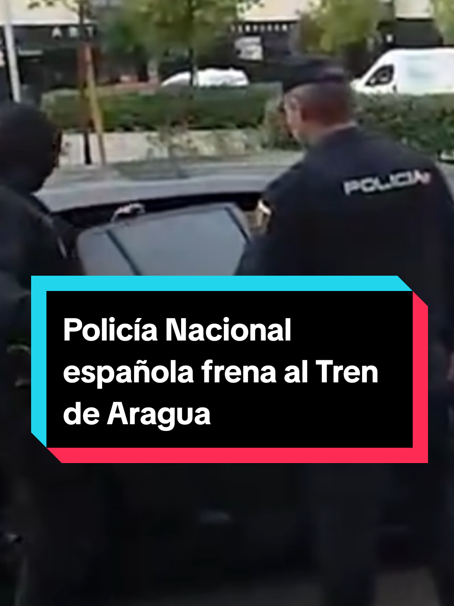 La Policía Nacional ha desarticulado por primera vez en España una célula del grupo Tren de Aragua, conformando un golpe histórico contra esta organización transnacional.  En total, han sido detenidas 13 personas en diversas ciudades españolas: Barcelona (8), Madrid (2), Girona (1), A Coruña (1) y Valencia (1). La operación, conocida como “Interciti”, permitió descubrir que el grupo operaba con una estructura jerarquizada en España.  Además, la investigación contó con la colaboración internacional de la Policía de Colombia y el proyecto europeo Ameripol-El Pacto 2.0.  Este operativo refuerza la capacidad del sistema judicial y policial español para hacer frente a redes internacionales que buscan establecerse en el país.  #TrenDeAragua #PolicíaNacional #OperaciónInterciti #España  Tren de Aragua España Policía Nacional detenciones 2025  operación Interciti  noticias de ultima hora noticias del día de hoy las noticias del día últimas noticias del día las noticias de ultima hora las noticias del día de hoy las últimas noticias del día de hoy noticias de ultima hora hoy noticias del día de ahora noticias del día hoy noticias tiktok hoy últimas noticias del día de hoy