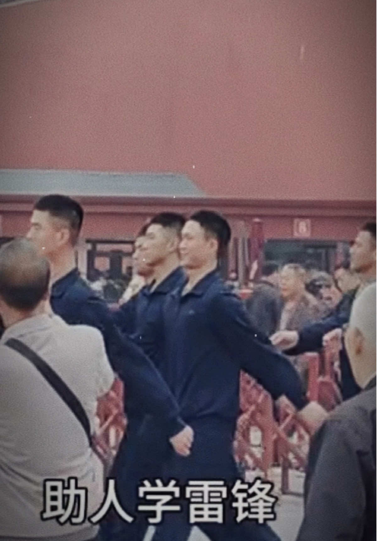 Ai nói gì mà cười xinh thế 🥺 