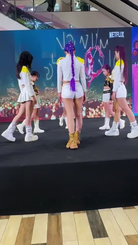 Khi Huntrix bé biểu diễn cùng Huntrix lớn trong điệu nhảy #Golden #kpopdance #trending #xuhuong #demonhunters 