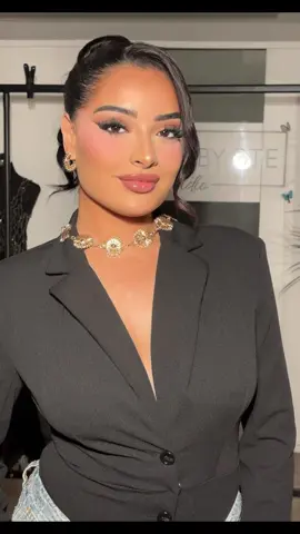 𝘤𝘭𝘢𝘴𝘴𝘺 𝘸𝘰𝘮𝘢𝘯 @norel.bmz ✨   📸 @Turbo photographe 