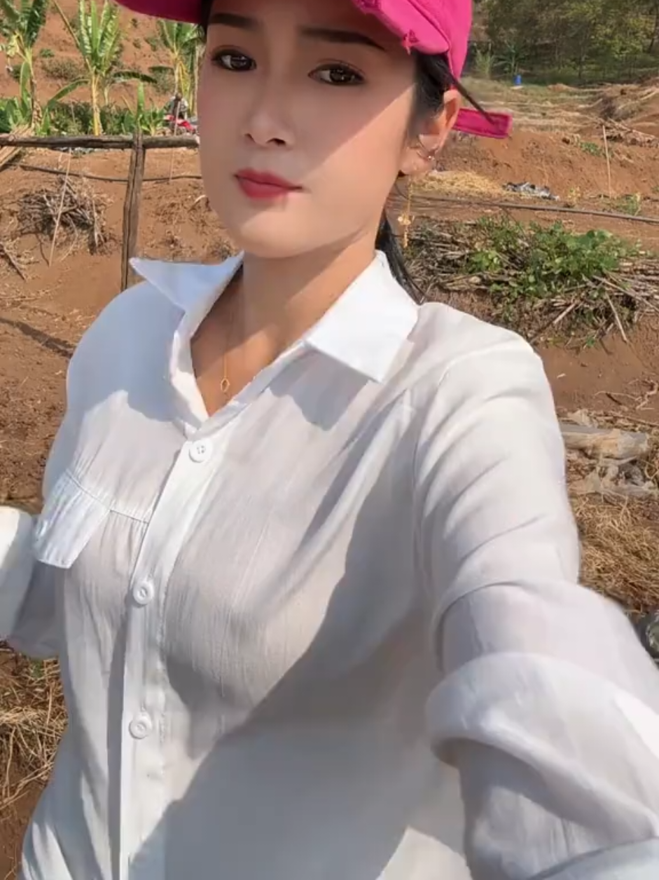 Vội đi làm nên em quên mặc giáp