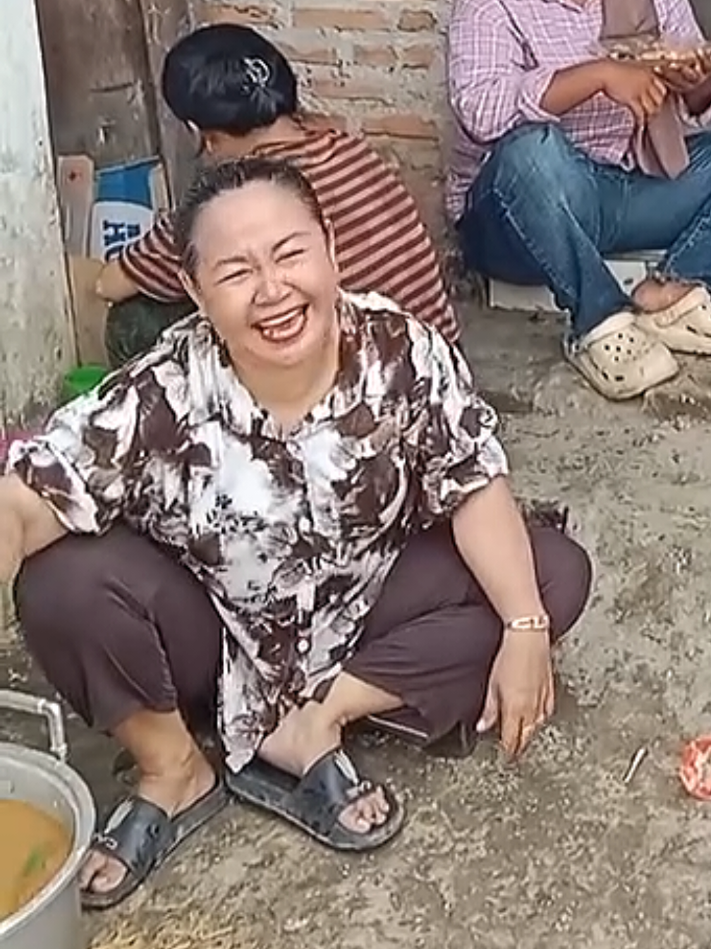 Ini ternyata alasan orang tua dulu kalau makan tidak boleh duduk di depan pintu #fypシ゚ #komedilucu #pengikuttiktok #foryoupage #fypppppppppppppppppppppp 