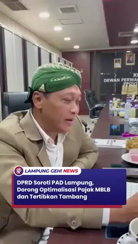 Bandar Lampung – Anggota Komisi III DPRD Provinsi Lampung, Munir Abdul Haris menilai kondisi keuangan daerah saat ini memerlukan langkah optimalisasi pendapatan. Munir menyebut, Pendapatan Asli Daerah (PAD) belum memenuhi target, terutama dari sektor pajak kendaraan bermotor. “Di tengah kondisi keuangan daerah yang susah. Kenapa saya bilang susah? Karena memang faktanya pendapatan asli daerah kita belum sesuai target. Di antaranya pajak kendaraan bermotor dari Rp1,6 triliun juga belum separuh kejar target,” kata Munir, saat diwawancarai Lampung Geh, Jumat (7/11). Munir menyoroti, masih banyak potensi pendapatan yang belum tergarap maksimal, salah satunya dari opsen pajak Mineral Bukan Logam dan Batuan (MBLB). Tahun ini, target pajak MBLB ditetapkan sebesar Rp2 miliar, namun hingga Oktober, realisasinya baru sekitar Rp1 miliar lebih. “Yang menurut saya, kalau ini dioptimalkan, sebenarnya bisa di angka sekitar Rp100 miliar,” ujarnya. Ia menyampaikan, pada data dari Walhi yang mengidentifikasi sekitar 32 tambang ilegal beroperasi di Lampung. Menurut Munir, aktivitas tersebut perlu ditangani agar menjadi sumber pendapatan resmi. “Daripada ilegal, kenapa tidak kita supervisi, tidak kita dampingi, tidak kita telaah. Kalau memang itu menjadi potensi pendapatan daerah, ya harus kita lakukan. Harus kita tertibkan, harus kita legalkan,” tegasnya. Munir juga menyoroti, potensi galian C di berbagai daerah seperti Lampung Tengah, Lampung Timur, dan kabupaten lainnya yang dinilai belum berkontribusi maksimal bagi PAD provinsi. Ia mendorong, Badan Pendapatan Daerah (Bapenda) Provinsi Lampung untuk mengambil langkah proaktif, termasuk memperkuat koordinasi dengan Bapenda kabupaten/kota. “Bapenda Provinsi sebagai leading sektor pendapatan harus melakukan kinerja proaktif, melakukan koordinasi dengan Bapenda Kabupaten, agar segera membuat pangkalan MBLB di setiap pintu keluar kabupaten. Sehingga potensi MBLB itu dibarengi juga dengan pemasukan untuk daerah,” pungkasnya. (Cha)