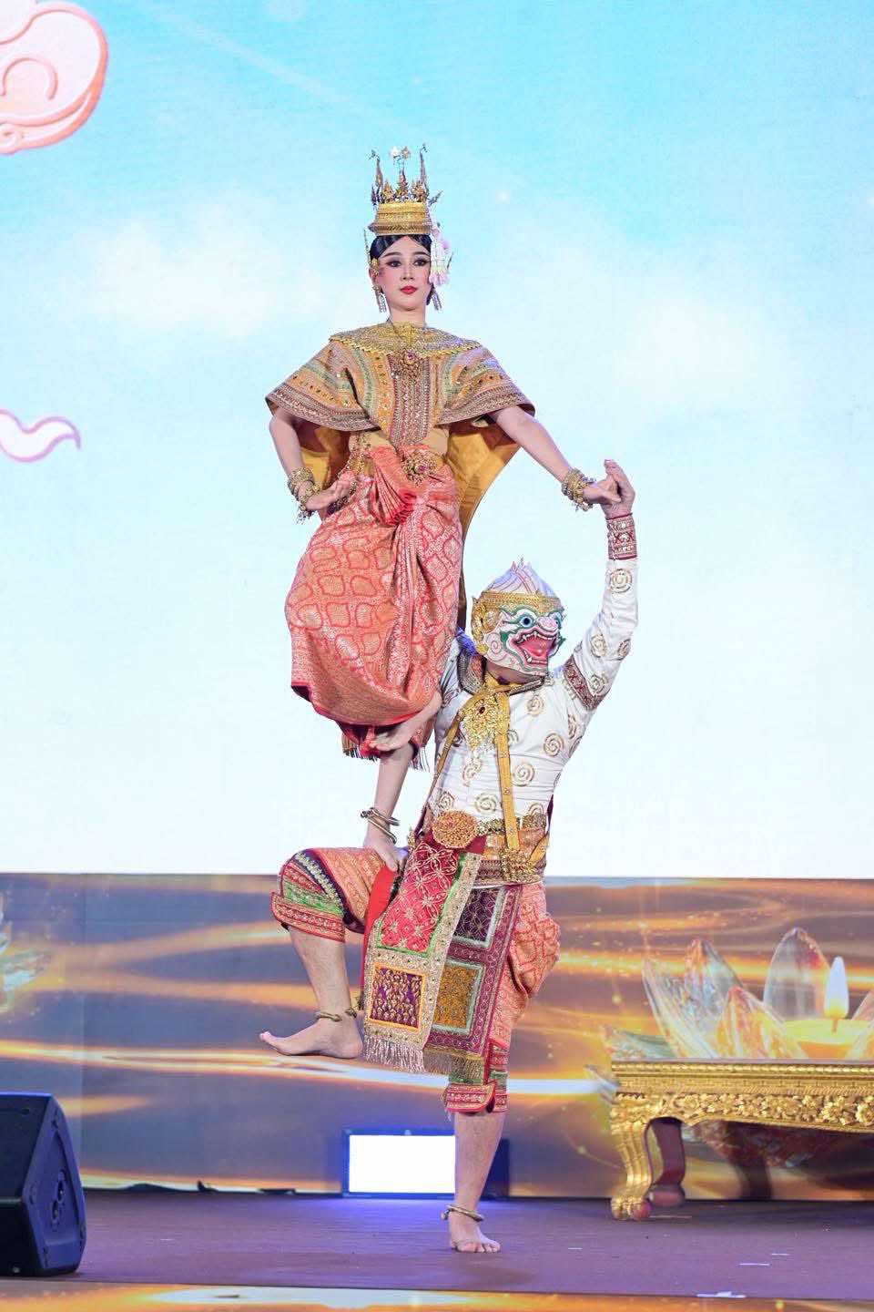 ขึ้นลอยขาคู่!!! งานลอยกระทงไอคอนสยาม โขนตอน นางลอย คลิปเต็มดูได้ในYouTube นะคะ ขออนุญาต ทางไอคอนสยามที่นำคลิปมาเพื่อส่งเสริมการเรียนรู้ค่ะ #โขน 