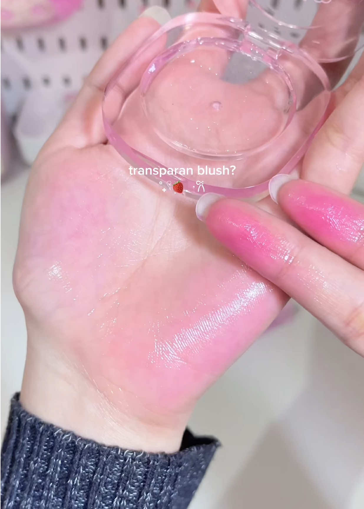 Warna blushnya ini ngikutin ph kulit kita sendiri😣😣, stainya juga lumayan okee dan gemesss banget apalagi ini 3 in 1 jugaa jadinya lebih hemat karena multiuse bnget🫠🫶🏻💌. Ini juga lagi viral banget di thailand dan udah ada di indonesia🫶🏻 @Cloudthings Indonesia  #blush #blushon #makeup #blushhack #cutemakeup 