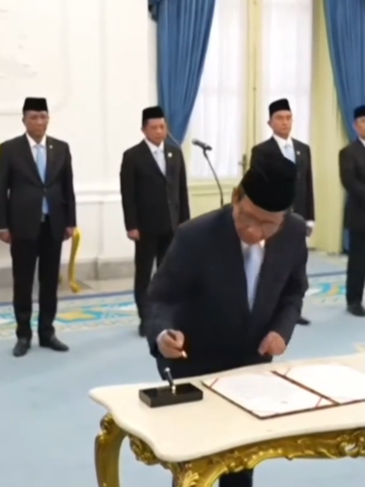 Setelah ini ada gebrakan apa lagi jendral 🙏🇮🇩👍 Mahfud MD hari ini dilantik Presiden Prabowo sebagai Tim Reformasi Kapolri.. selamat menjalankan tugas Pak Maupun #presidenprabowo #prabowo #mahpudmd #kabinetmerahputih #fyppppppppppppppppppppppp 