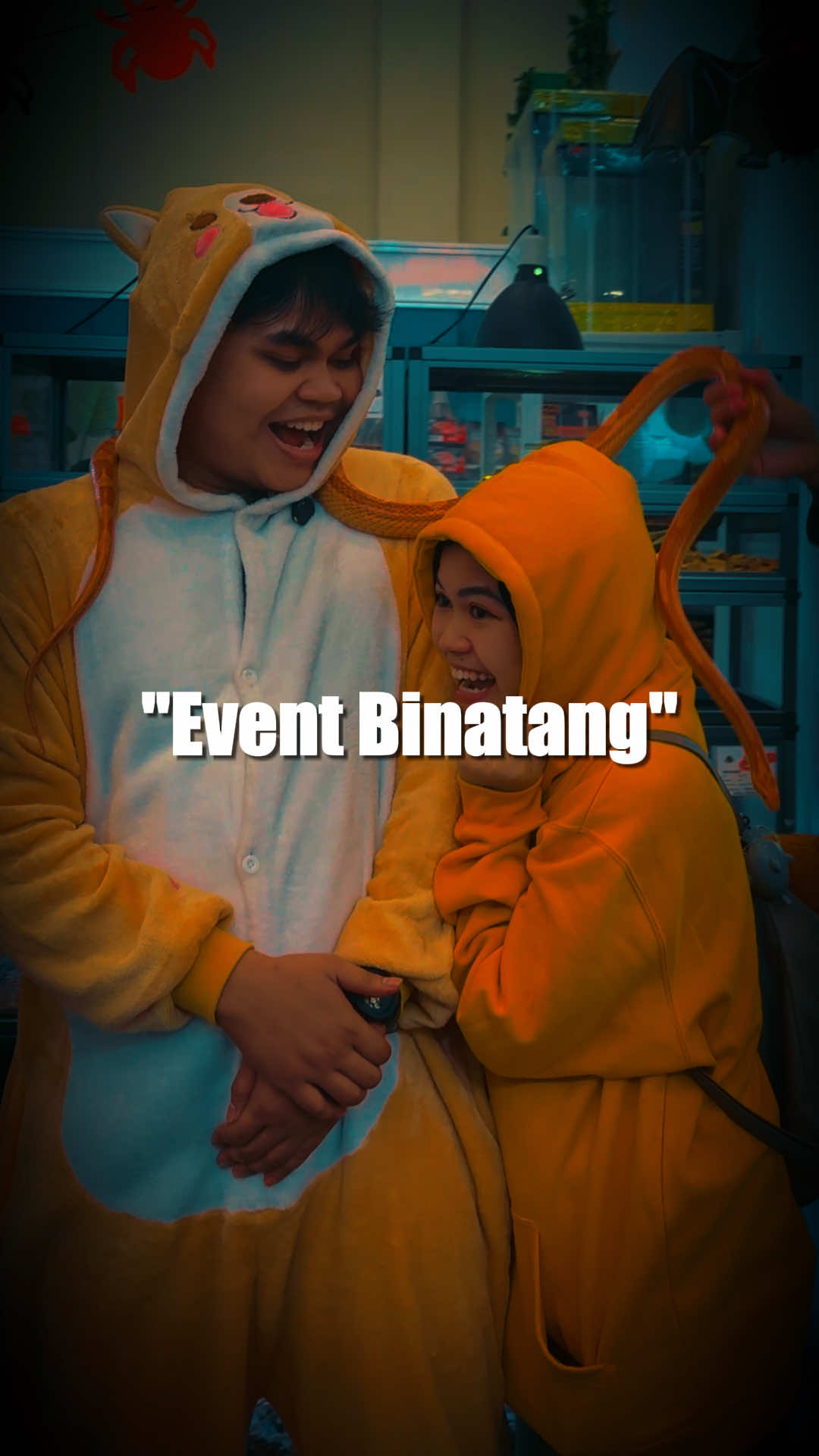 Dateng bareng temen, pulang bareng keeper 😭 Kalau kalian nongol di sini, drop komentar biar kita tag 😉 Corn Snake-nya @reptilesinc.id  🐍 #binatang #petlover #petexpo  #contentcreator #videolucu 