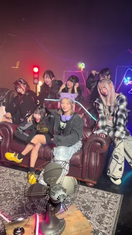 『宵闇エクスプレス』のMVみんな見てくれた〜？👀✨ P.S. 最後切り替え早いふてこさんは、体力を温存する為のオフモードになってます 🤭#よるあみ #夜光性アミューズ #宵闇エクスプレス #MV撮影 