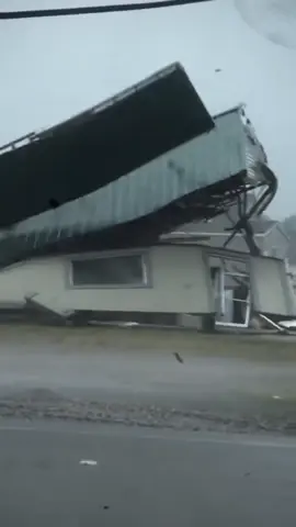 Hi vọng đây là cơn bão và lũ lụt cuối cùng trong năm để người dân miền trung được sữa chữa và làm lại đón tết 😥#baomientrung #lulutmientrung #thuonglammientrung 