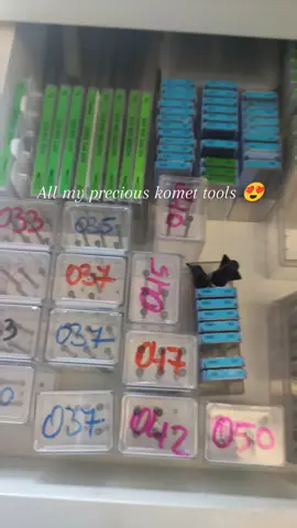 Every jeweller’s dream 💭💤- a bench drawer full of Komet burrs! 💙 Featuring @david_barchy_jewel and @kometjewellery  #kometjewellery #komet #jewellerymakingsupplies #jewellersbench #jewellers 