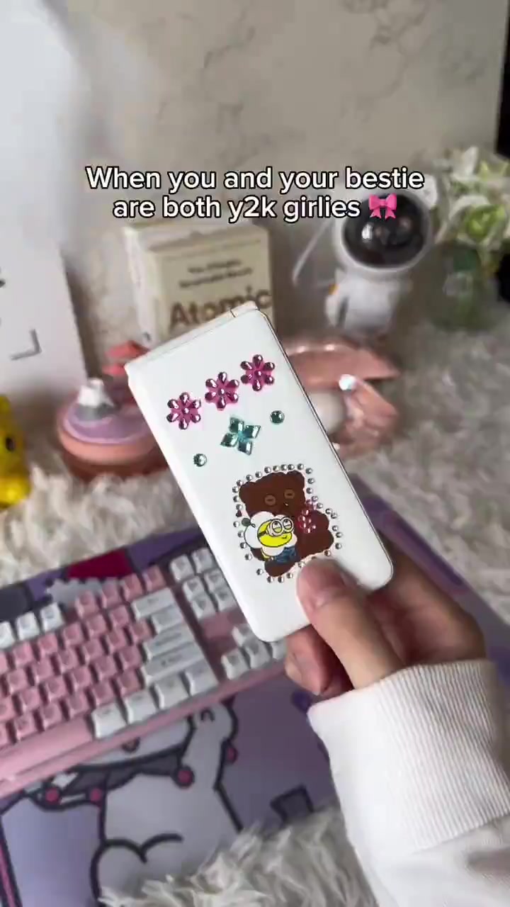 Bring me back to the 2000s 😩#flipphone #retro #y2k #USA #USShopping #USTrend