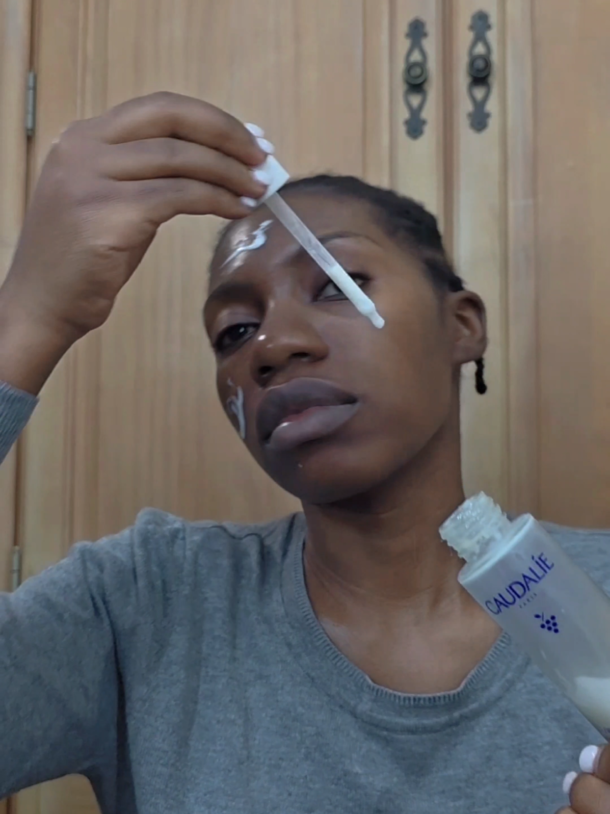 💌 Brand: @dermalogica special cleansing gel 💌 Brand: @dermalogica dermalogica daily superfoliant  💌 Brand: @Paula's choice 2% BHA liquid exfoliat 💌 Brand: @clarins Paris double serum (I  only use it during the day ) 💌 Brand:@caudalieus caudalie vinoperfert serum ( only use it at night before going to bed) 💌 Brand:Estee lauder revitalizing supreme + (only use at night) Brand:@caudalieus caudalie vinosun protect moisturizer ( only use it during the day) 💌 Brand: @Clarins USA clarins Paris:  Total Eye LIft (use everyday) 💌 Brand: @Supergoop Supergoop  unseen sunscreen ( USE everyday) 💌 Brand: @Caudalie caudalie beauty Elixir    #SkinCare101  #skincare #skincareroutine #skincarerecommendations #skin 