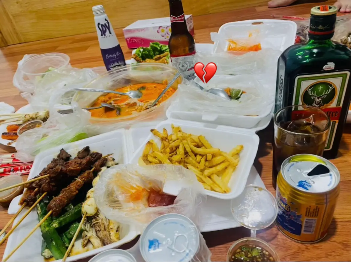 ချစ်ခဲ့တုန်းကတော့...လူသိရှင်ကြားချစ်ခဲ့တာပေါ့ ပြီးတော့...တစ်လောကလုံးကို သူက ငါ့ကို သိပ်ချစ်တာဆိုပြီးချစ်ခဲ့တဲ့ နှစ်တွေ လတွေ ရေတွက်ပြခဲ့တာ ။ ကိုယ့် အကောင့်မှာ သူ့အမျိုးတွေ ပြီးတော့ သူ့သူငယ်ချင်းတွေ ကိုယ့် Gallery မှာ သူ့ပုံတွေရယ် ပြီးတော့...Contact list မှာ သူနဲ့ ပတ်သက်တဲ့လူတွေပဲ ​ရှိနေခဲ့တာလေ ။ ချစ်ခဲ့တုန်းကတော့ လူသိရှင်ကြားပေါ့... တဖြေးဖြေး အေးစက်သွားတဲ့ဆက်ဆံရေးတွေကို အဆင်ပြေရဲ့လား မေးရင် အဆင်ပြေပါတယ်ဆိုတဲ့စကားလေးနဲ့ ဖြေပြီးတစ်နေ့ကျရင် အဆင်ပြေမယ်လို့ မျှော်လင့်ခဲ့မိတာ ။ ဒါပေမယ့်...နောက်ဆုံး သူထားသွားတဲ့အချိန်ကျကိုယ့်မှာ တိတ်တိတ်လေးပဲ ကြေကွဲရတယ် ။ အဆင်ပြေရဲ့မေးတဲ့ လူတွေနဲ့ ဝေးရာကို ပြေးတယ် ပြီးတော့ ကိုယ့်အကောင့်လေးကို တိတ်တိတ်လေး offline လုပ်ထားတယ် ။ တချို့ရက်တွေမှာဆို ဖုန်းပိတ်ထားပြီး ကြိတ်ပြီးငိုခဲ့ရတာလေ ။ ပြန်လာခဲ့ရင်ဆိုတဲ့ မျှော်လင့်ချက်လေးရှိသေးပေမယ့် သူပြန်မလာတော့ဘူးဆိုတာတော့ သေချာပါတယ် ။ ဒါပေမယ့်... ဒီအချိန် သူနဲ့ မဆိုင်တော့ဘူးဆိုတဲ့ အကြောင်းကို ဘယ်လိုပြောရမလဲ ပြောနိုင်တဲ့ အင်အားက ရှိမနေသေးတာ ။ သူပြုံးနေနိုင်သလို ကိုယ်ပြုံးနေနိုင်ဖို့ သတ္တိမရှိသေးတာ ။ ကိုယ့်အနားက လူတွေက မင်းအကြောင်းမေးရင် ဘယ်လိုဖြေရမလဲ အဖြေရှာနိုင်တဲ့အထိ အဲ့ဒီလူတွေကို ပြေးပုန်းနေမိဦးမယ်ထင်ပါတယ် ။ မင်းနဲ့ ဝေးသွားပြီးတဲ့ အနောက်မှာ... လူတွေနဲ့လဲ တဖြေးဖြေး ဝေးလာခဲ့တယ် ။ ပြီးတော့ ဘယ်လောက်ပဲ နှစ်တွေကြာကြာ အချိန်တန်ရင် ပြတ်မှာပဲဆိုပြီး တချိန်က ပြောခဲ့တဲ့လူတွေ လှောင်ရင် ဘယ်လိုပြန်ချေပရမလဲ အဖြေရှာလို့ မရသေးဘူး။ သူငါ့ကို သိပ်ချစ်တာဆိုပြီး ​တစ်ချိန်က ကြွားခဲ့ဖူးတာလေ အဲ့ဒီလူတွေကိုပဲ သူငါ့ကို မချစ်တော့ဘူးဆိုပြီး ငိုပြီးမပြောချင်ဘူး ။ မင်း ငါ့အနားမှာ မရှိတော့ဘူးဆိုတာကို ပြုံးပြီးပြောနိုင်တဲ့တစ်နေ့ကျရင်... အရင်လို ပြန်ဖြစ်လာမှာပါ ။ အခုတော့ မဟုတ်သေးဘူးပေါ့။ #ကျေးကို#foryou #tiktokuni #fyp #f 