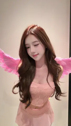 Đàn bà rất dễ hiểu, khi họ đăng ảnh đang ở đâu đó có nghĩa là hiện tại họ không ở đó. #verabyfang #phốiđồđẹp #xuhuong #viral #fyp 