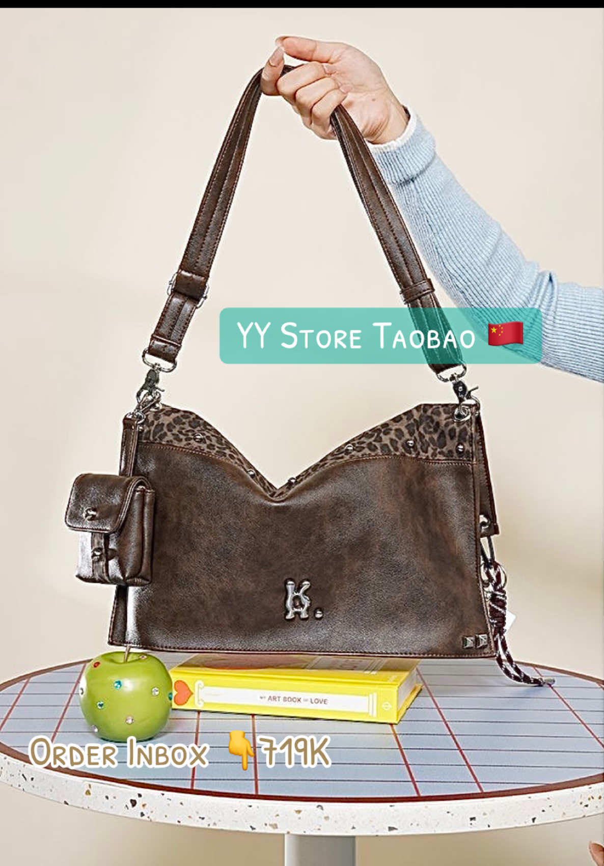 #bag 👜#quangchau 🇨🇳#order 👇#xuhuong #viral 🔥BRAND  Túi Tote Cổ Điển Kuanghua Brand ✨✨✨2025 Mới Cho Nữ, Túi Nắp Họa Tiết Da Báo, Sức Chứa Lớn, Đeo Vai/Đeo Chéo, Túi Đeo Chéo Khi Đi Làm/đi chơi …🔥 Công dụng: đeo được nhiều kiểu,2 mặt Nâu và Beo , chống bẩn,dễ lau chùi,tiện dụng 🥰 Chất liệu: Da PU /Polyester (sợi polyester) Phong Cách: thời trang,cổ điển Giá: 719K bao Ship✅ Đẹp 😻 Mê Hàng về tay KH tầm 10->15 ngày các tỉnh thành (riêng ĐN sẽ nhanh hơn) 🥰 Nhận đổi trả trong 2 ngày với ĐK hàng Nguyên vẹn 😘 Order Inbox Em nha Mng👇🥰