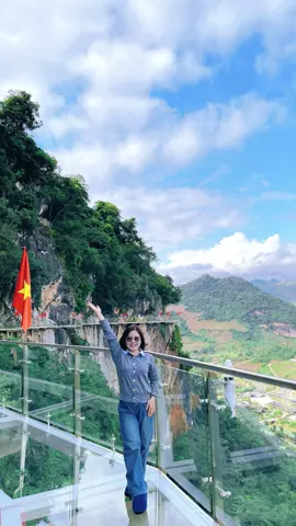 Chinh phục cầu kính Bạch Long Trước đây thấy mọi người bảo đi sợ lắm, mình cũng thử. Hoá ra không sợ như mọi người đồn mà siêu thú vị luôn #caukinhbachlongmocchau #Bubu 