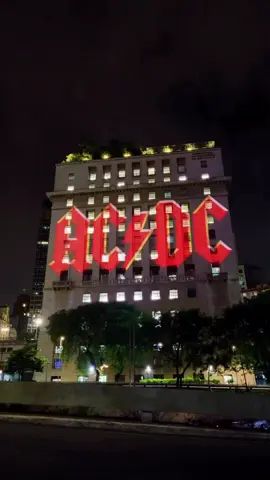 AC/DC em São Paulo! O logo da banda foi projetado na fachada do prédio da Prefeitura de São Paulo na noite da última quinta-feira, 6, entre 19h e 23h. De acordo com a produtora Live Nation, a ação celebra o anúncio de um show da banda na cidade, que acontece dia 24 de fevereiro de 2026. 📹 Live Nation / @pridiabr
