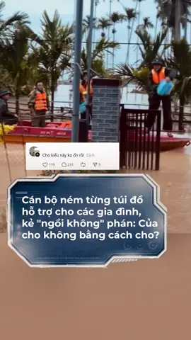 Cán bộ gấp rút lái xuồng ném từng túi đồ hỗ trợ cho từng gia đình giữa dòng nước lũ, vẫn có kẻ phán 