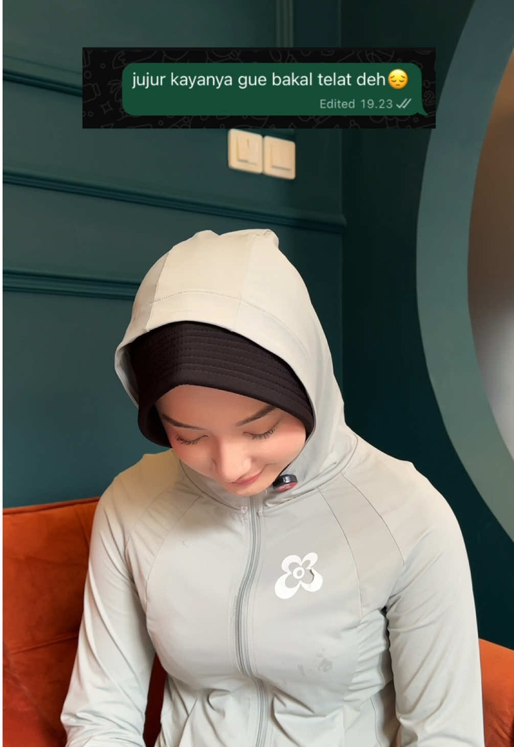 POV: chatan sama temen jawa lu yang baru pindah ke jakarta😭🤣 maklum ya guys, masih belajar jadi anak jaksel🤣🙏🏼 Outfit: PetalFlow jaket & Adeeva bergo, check out di @tiebymin official 