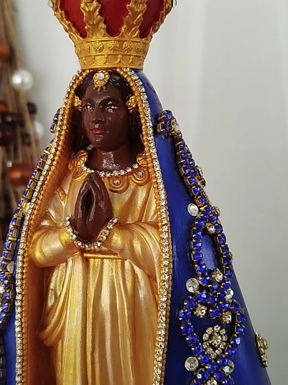 Nossa Senhora Aparecida com o manto em arabescos feitos a mão ❤️🙏 Peça única e exclusiva do ateliê Lúmina  Aceitamos encomendas  #nossasenhora #nossasenhoraaparecida #artesacra #loja #atelie 