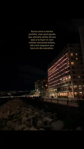 Nunca serei a menina perfeita, mas serei aquela que adoraria sentar do seu lado e te fazer rir com minhas conversas bobas, até você esquecer que teve um dia cansativo. #reflexao #mulherdepreso🔓🕊👫💍 #fypag #fyp #viral 