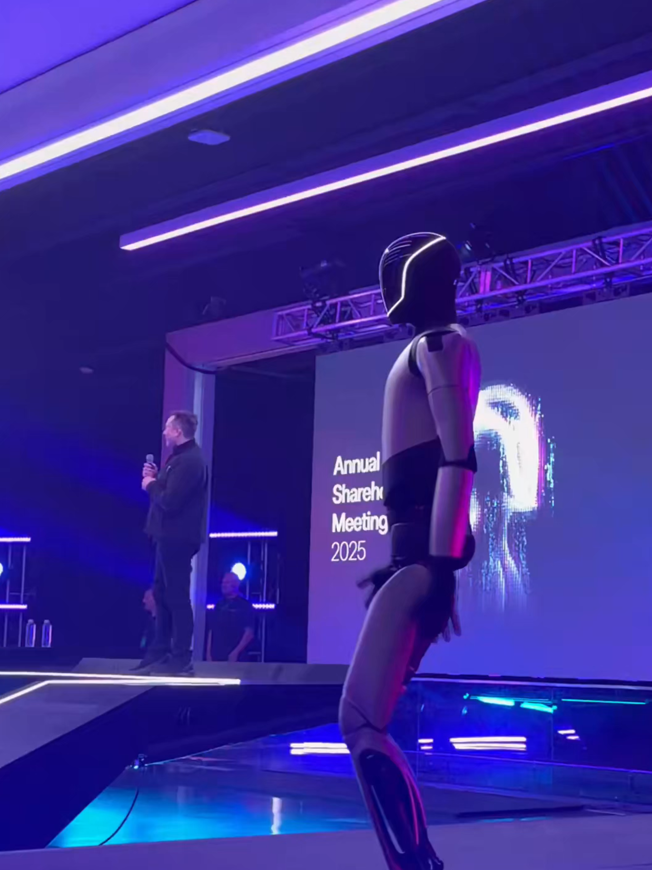 🔥🤖 #ElonMusk Dances with #Optimus on Stage After $1T Pay Approval! #Tesla #HumanoidRobot #AI