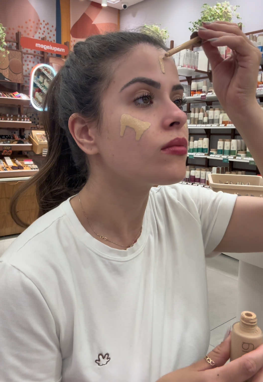 Bommmmm diaaaa suas lindaaassss!!!!  Se arrumando para passar pelo ciclone bela 💁🏼‍♀️ mais alguém aqui do RS?  #chronos #natura #skincare #maquiagemtiktok 