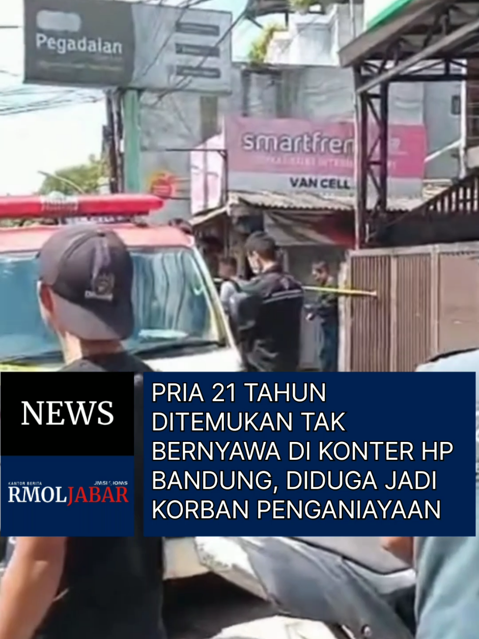 Warga Sukamulya, Kota Bandung, digemparkan oleh penemuan seorang pria berusia 21 tahun berinisial I yang ditemukan meninggal dunia di kamar mandi sebuah konter HP di Jalan Sukamulya, Kecamatan Sukajadi, Jumat (7/11/2025) pagi. Kasat Reskrim Polrestabes Bandung, Kompol Anton, membenarkan kejadian ini. Polisi menemukan luka terbuka di bagian kepala dan tangan korban yang diduga akibat benda taj*m. Penyidik menduga kuat adanya unsur kekerasan. Saat ini kasus masih dalam penyelidikan untuk mengungkap pelaku dan motif di balik peristiwa tersebut. 🎥: Ig//@infobandungkota