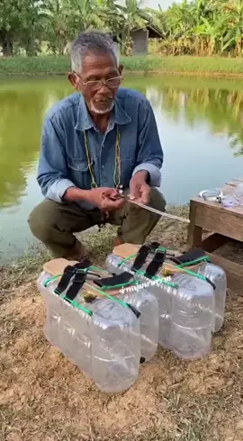 #ลุงประดิษฐ์รองเท้าขวดน้ำเดินบนน้ำได้สบายเลยนะลุง