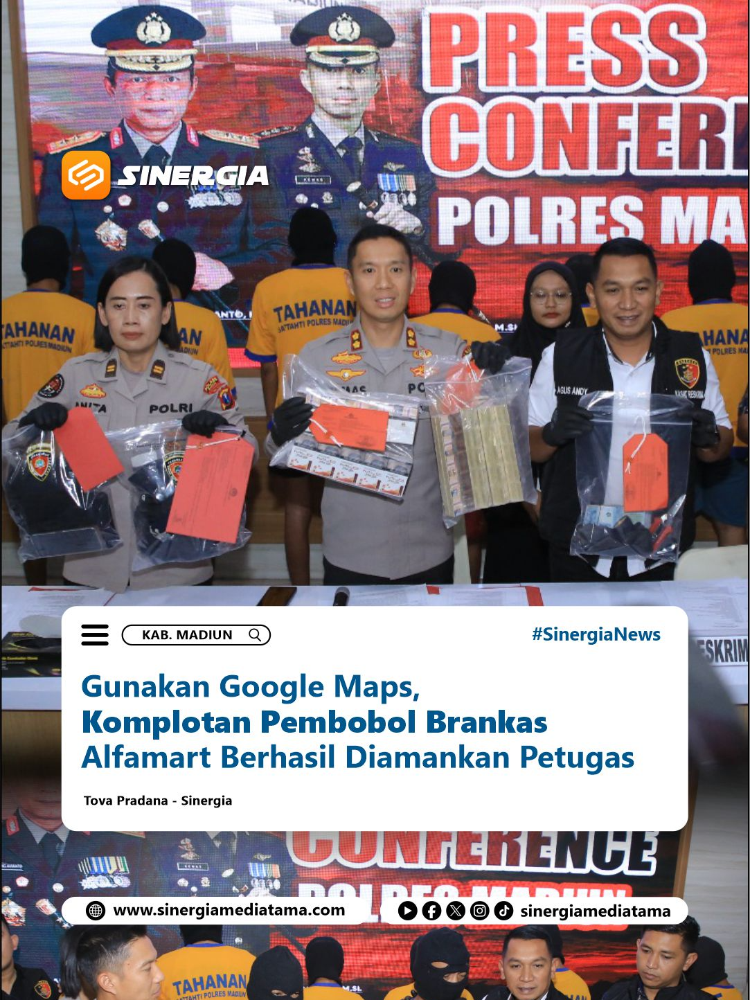 Sinergia | Kab. Madiun – Aksi dua pria asal Grobogan, Jawa Tengah, berakhir di tangan polisi setelah membobol sebuah gerai Alfamart di Desa Garon, Kecamatan Balerejo, Kabupaten Madiun. Keduanya yakni Suparno dan Nur Sholikin kini harus mendekam di balik jeruji besi usai ditangkap jajaran Polres Madiun. Dalam konferensi pers yang digelar Polres Madiun, Jumat (7/11/2025), kedua pelaku tampak tertunduk. Kapolres Madiun AKBP Kemas Indra Natanegara mengatakan, penangkapan dilakukan tak sampai tujuh jam setelah laporan diterima dari pihak Alfamart pada 24 Oktober 2025 lalu. Hasil penyelidikan mengungkap, keduanya merupakan spesialis pembobol minimarket lintas kabupaten. Mereka diketahui telah beraksi di sejumlah daerah, termasuk Magetan, Madiun, Grobogan, Blora, dan Kudus. Menariknya, para pelaku memanfaatkan Google Maps untuk mencari target. Mereka menyasar gerai Alfamart yang tidak beroperasi 24 jam. Tonton berita selengkapnya di Channel Youtube Sinergia Mediatama #PolresMadiun #SatReskrimMadiun #Perampokan #Resedivis #Alfamart #Pembobolan #BeritaTerkini #KabupatenMadiun #BeritaMadiun #InfoMadiun #BeritaMagetan #BeritaKabMadiun #SinergiaNews #SinergiaMediatama
