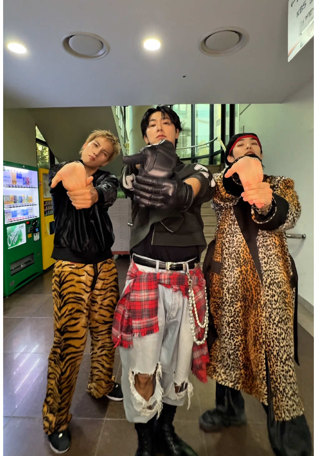 #유노윤호 선배님과 𝙏𝙍𝙊𝙋𝙃𝙔 Challenge🏆 #82MAJOR #82메이저 #Trophy #TVXQ! @TVXQ! 