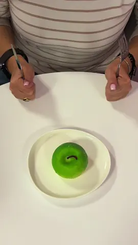 Мислите, че виждате плодове? 🍑🍋🍏🍐🥥🫐 Помислете пак… Елате ни На Гости и позволете да ви изненадаме сладко. Обещаваме да не посягаме на сладкишите ви! 😁 Пс: ябълката от клипа беше… изядена. За научни цели разбира се 😋