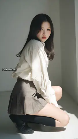 Cara de angelito, mente de estratega. 🤫 ¿Y tú qué tramas? 😇 #SoheeMuses #VibraSecreta #MenteMaestra #EstiloCasual #ModaEnTikTok #GirlPower