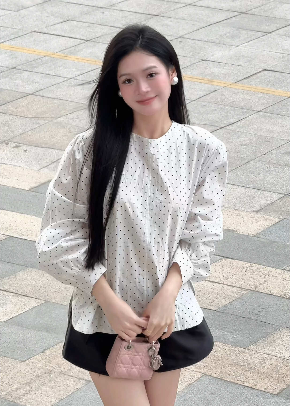 Thêm áo sơ mi phối gì cũng xinh luôn nha các chị ơi 