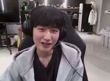 🥜: Lệnh gọi nhập ngũ vẫn chưa có, cũng chả biết năm sau sẽ đi vào ngày nào luôn nên tui vẫn sẽ stream thường xuyên cho mọi người khi tui chơi lol  Từ giờ chúng ta sẽ có streamer Peanut #hanwangho #peanut #lol #fyp #xh 