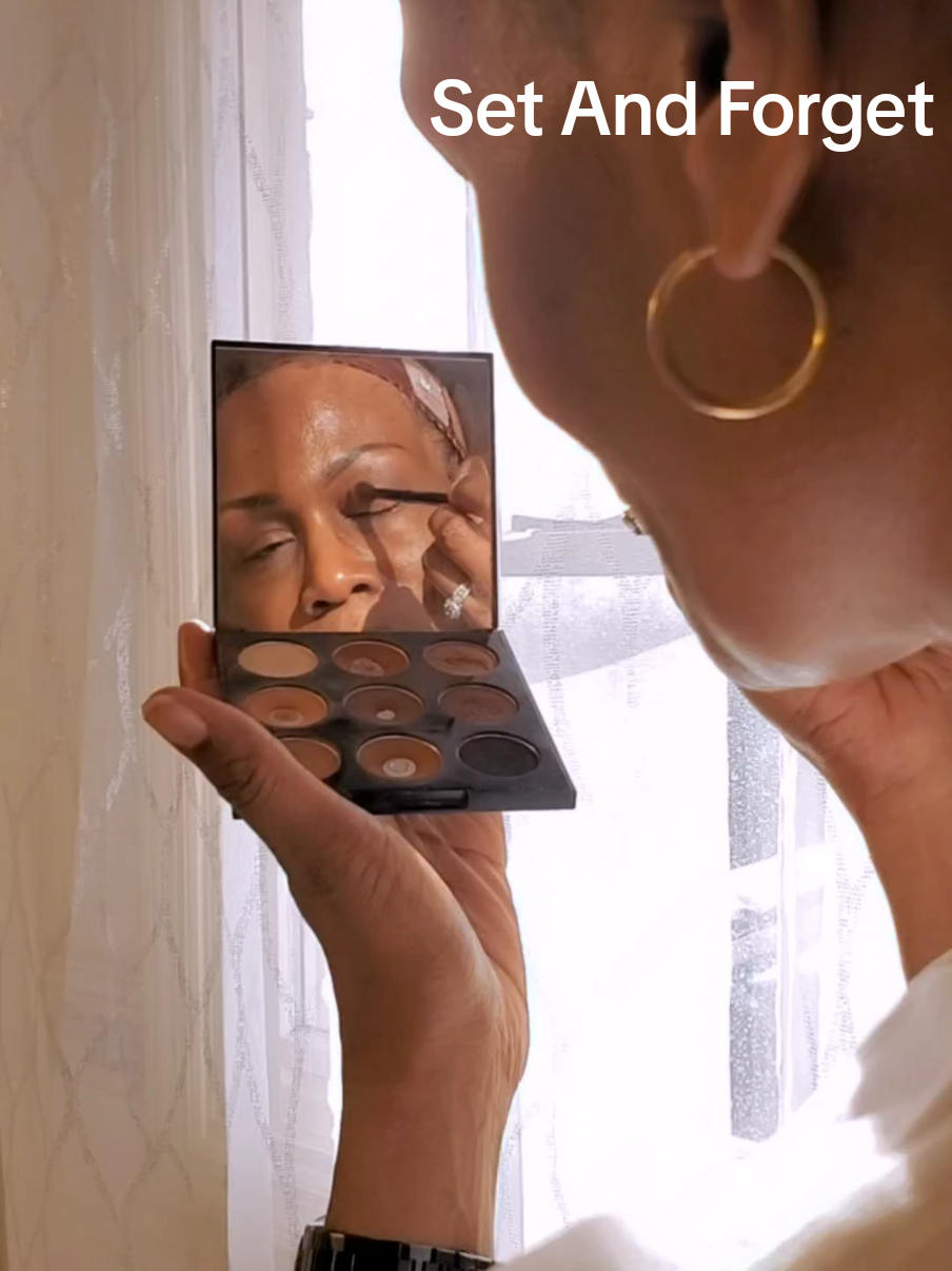 @loréal paris usa The Loreal Infallible setting spray sets in 3 seconds, last up to 36 hours, and doesn't transfer on your clothes. #tiktokshopcybermonday #tiktokshopblackfriday #tiktokshopcreatorpicks #loreal #makeupsettingspray 