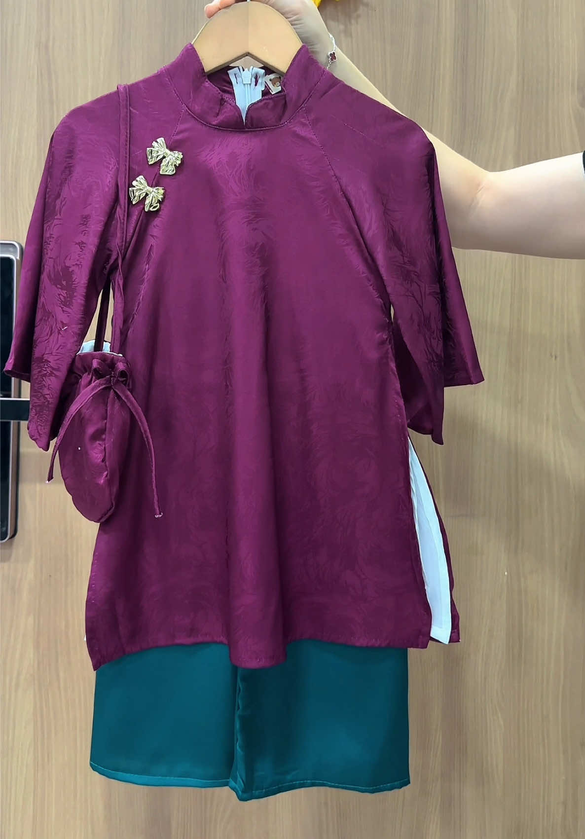 Áo dài gấm cho bé yêu. #mebereview #mevabe #xuhuong #aodai #aodaivietnam 