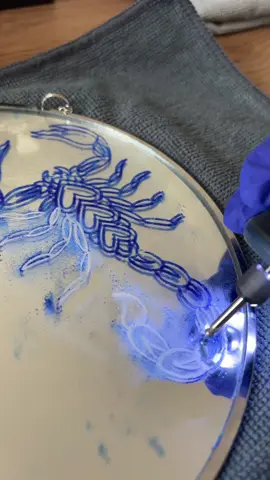 Gravure sur miroir 🦂#gravure #miroir #fyp #scorpion 